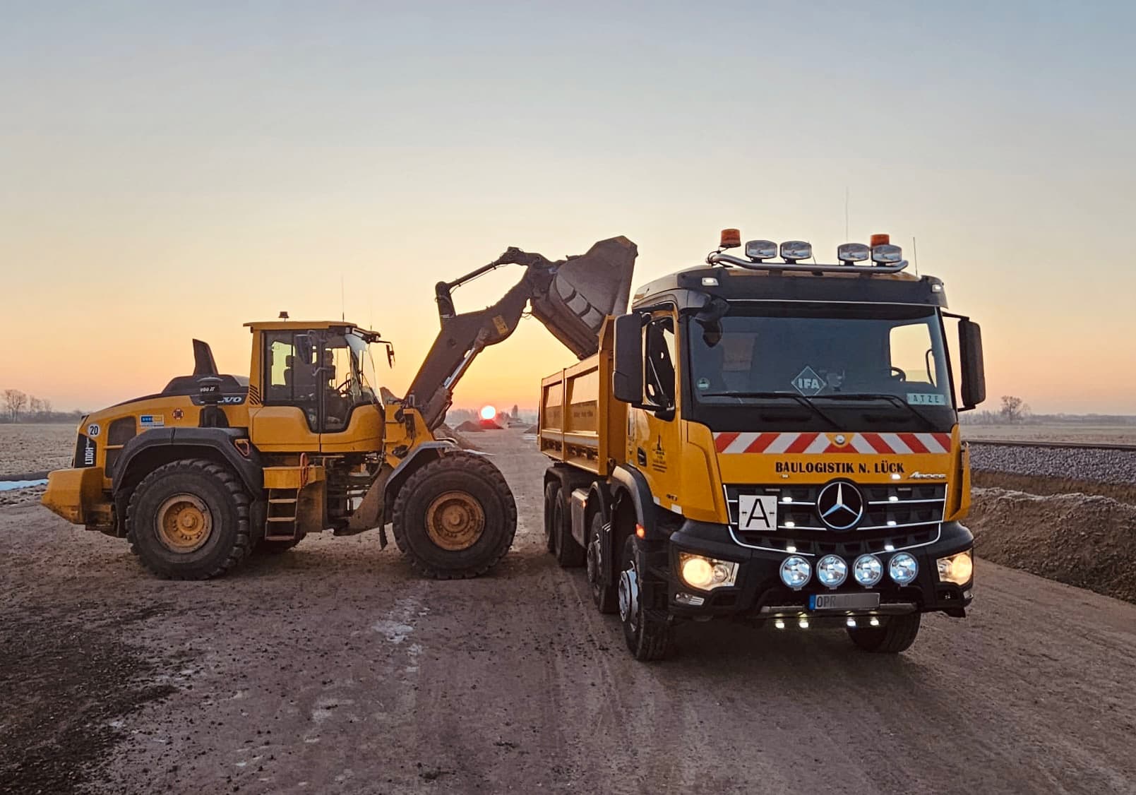 Baulogistik Lück – Baustelle im Sonnenuntergang, Region Neuruppin